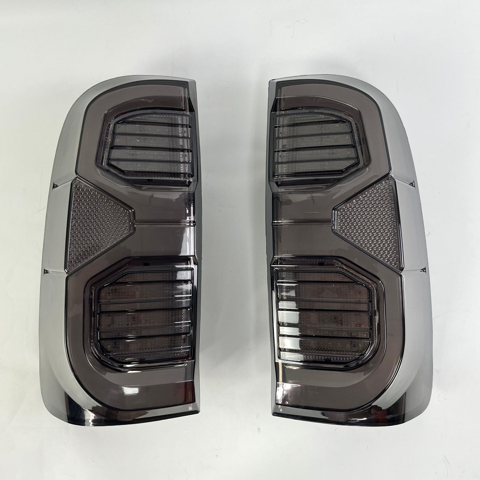 Suitable for 04-15 years Hellux Vigo tail light HILUX VIGO modified LED tail light LED warning light