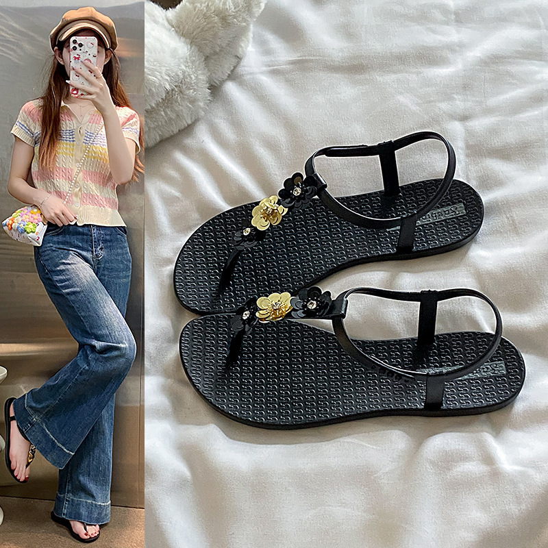 2025 nuevos zapatos de playa zapatillas de moda de verano para mujeres en el mar pendiente de fondo grueso talón clip zapatillas de flip flops al por mayor