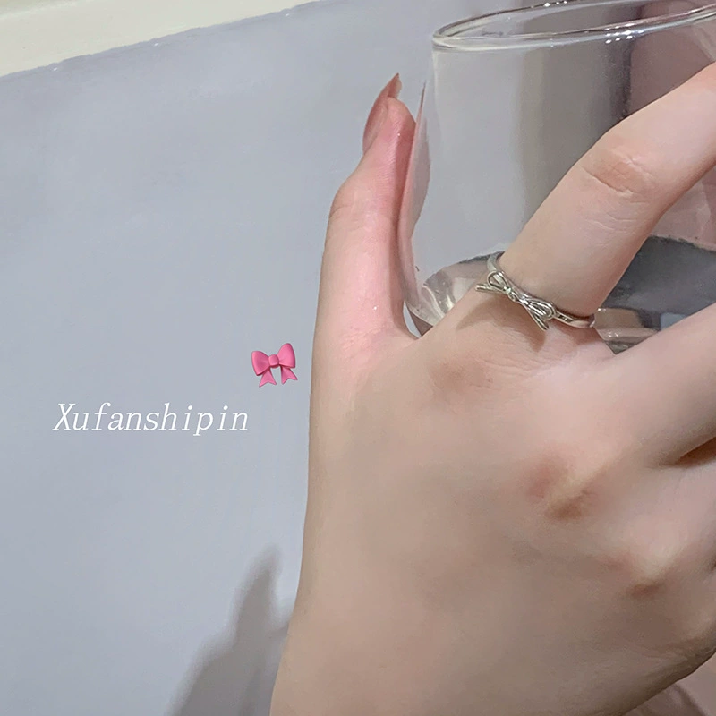 Adjustable ring with bow, Korean style, simple and elegant design, high-quality style, 2022 collection, on index finger