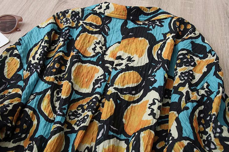 Camisa de manga corta con estampado de texturas sueltas NSAM43362