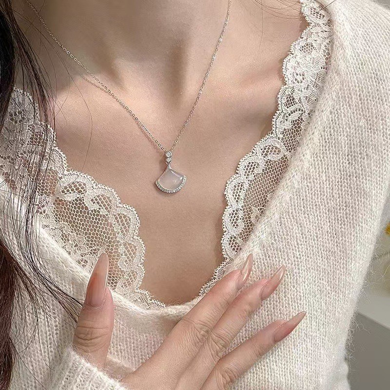 新しい中国風の扇形の白カルセドニーネックレス、女性用、国民的ファッション、ハイエンド、小紅書と同じスタイルの鎖骨チェーン|undefined