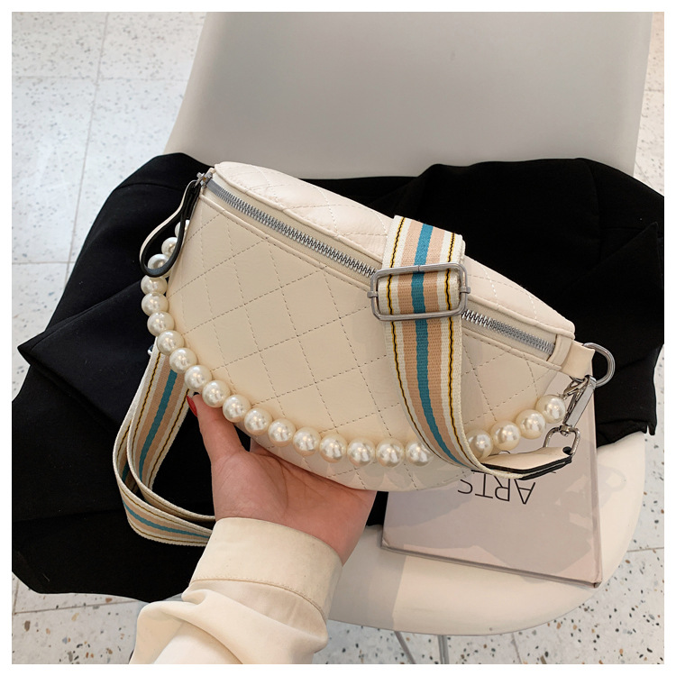 Trendy Pearl Chain Shoulder Messenger Chest Bag display picture 7