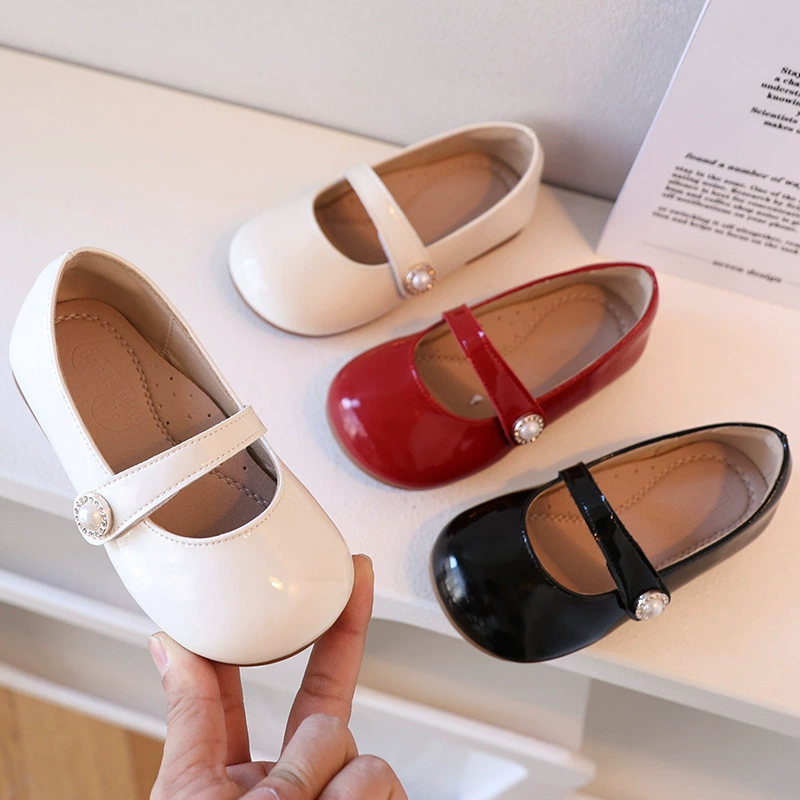 Корейская обувь для девочек весной новый яркий черный маленький кожаный туфли