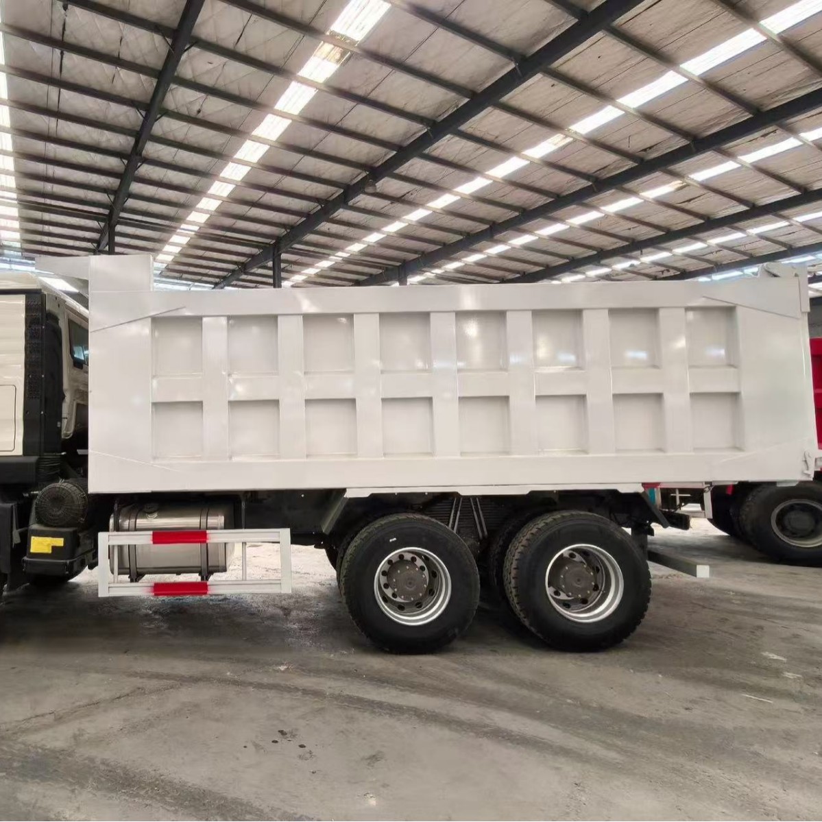 Cross-border export of Sinotruk HOWOTX dump truck, 371 horsepower, 6x4 mining slag transport dump truck, direct from the manufacturer