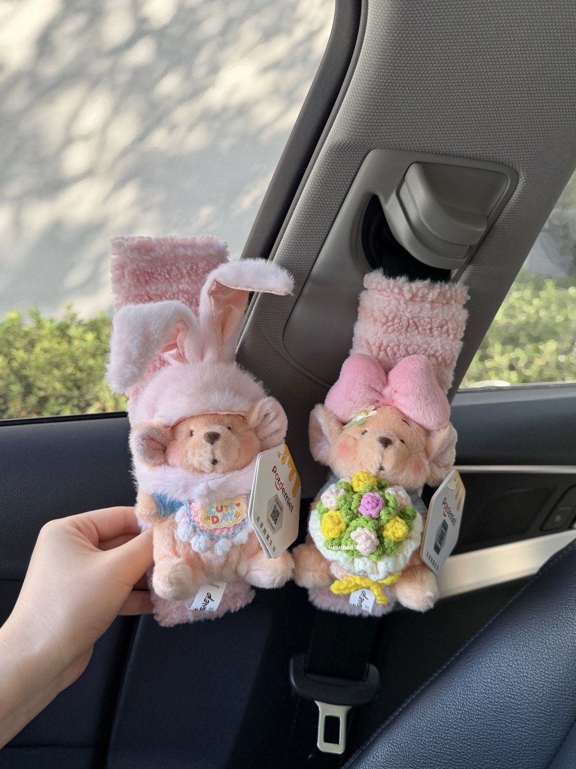 Authentic Disney Winnie the Pooh Car Seatbelt Shoulder Pad Flower Bouquet Winnie the Pooh Couple Car Interior Anti-Neck Strain Protector