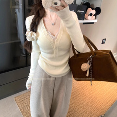 純欲の低い襟の修身の底のシャツの女性の秋冬の新型の中は高級感のレースのセーターの長袖のニットの上着を掛けます。