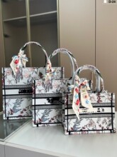 25新款真皮女包D嘉图案刺绣大容量托特包钢五金芯片款手提购物袋