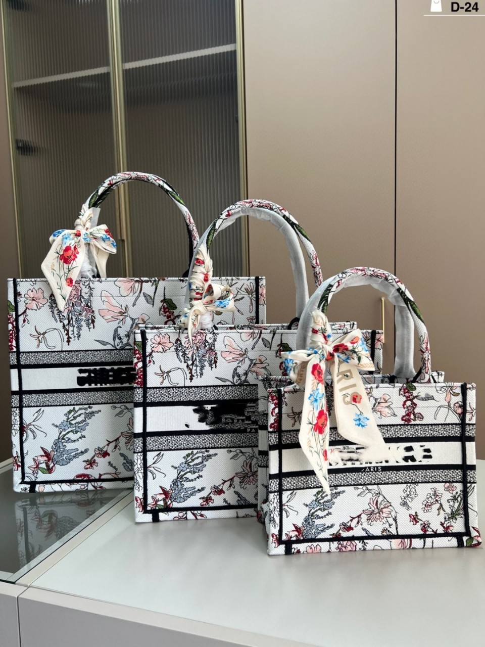 25新款真皮女包D嘉图案刺绣大容量托特包钢五金芯片款手提购物袋