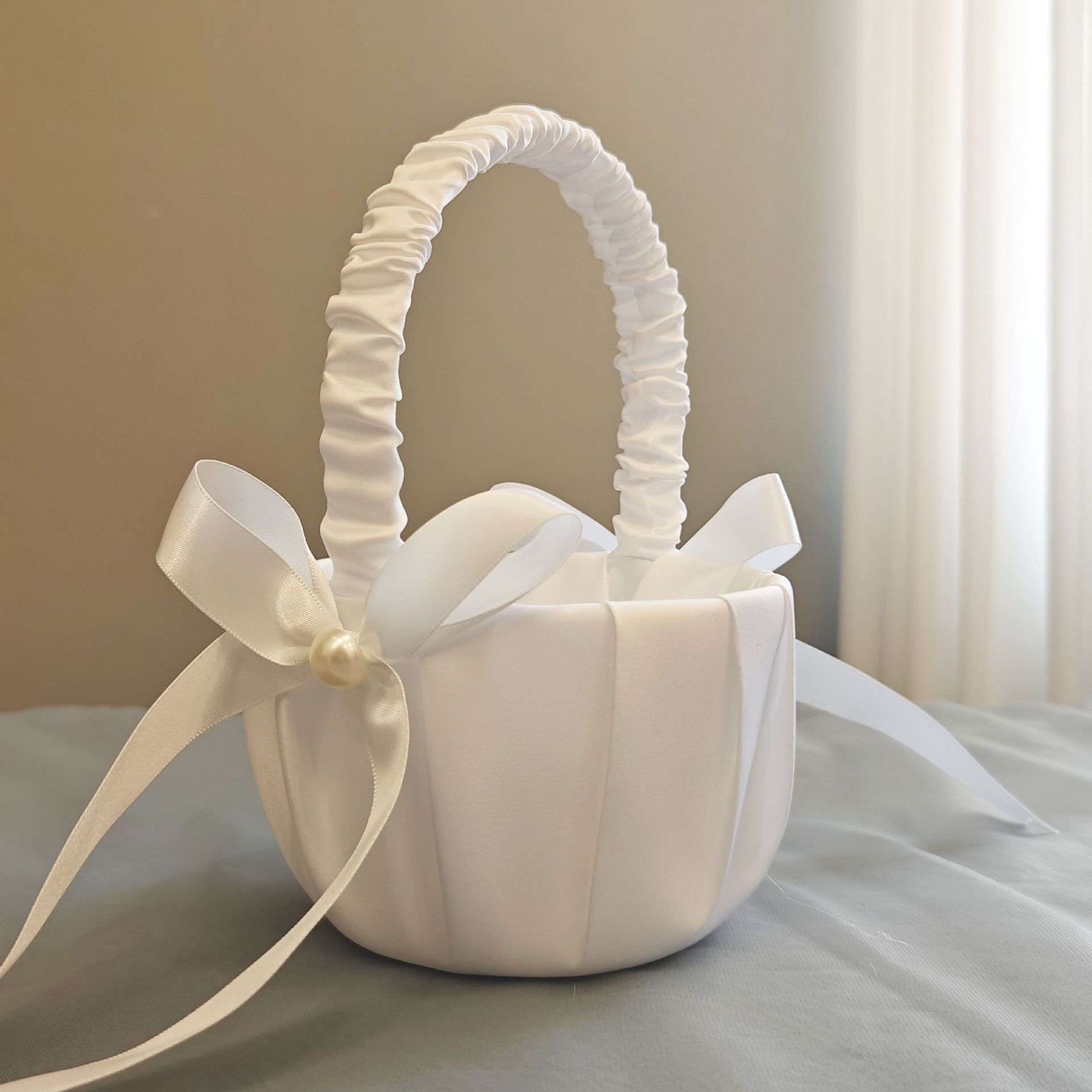 Cesta de las muchachas de la flor blanca Nudo de La Flor de la perla de satén blanco Cesta de la flor