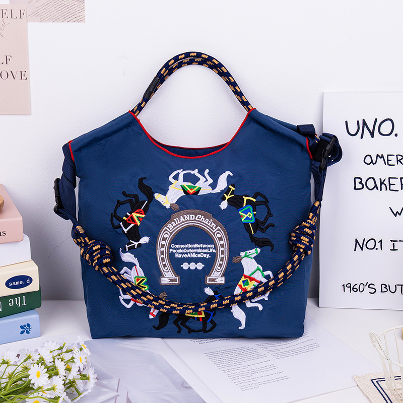 [アップグレードジッパーバッグ] 2025 新しい刺繍ナイロン屋外防水日本製多用途調節可能なクロスボディバッグ女性用|undefined