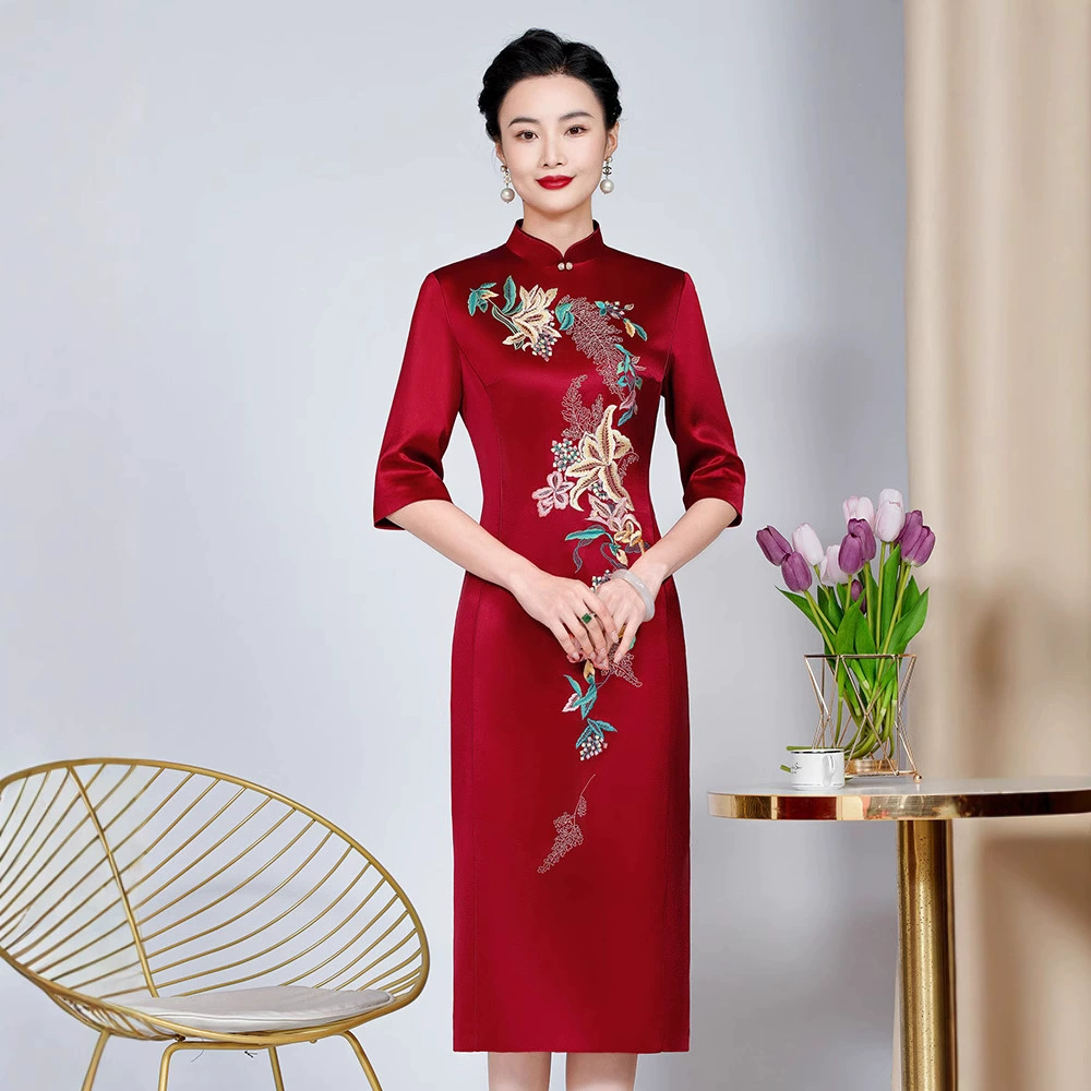 Ацетатное атласное платье с модифицированным воротником-стойкой для свадебного банкета для свекрови, платье-чонсам выше колена, элегантное утягивающее платье для свекрови, оптовая продажа