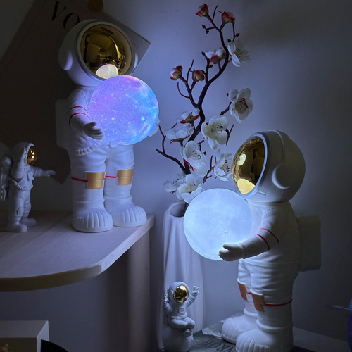 Astronaut Hugging Starry Sky Bluetooth Speaker Creative Gift Dreamy Painted Annual Meeting Gift Space Person Romantic Gift