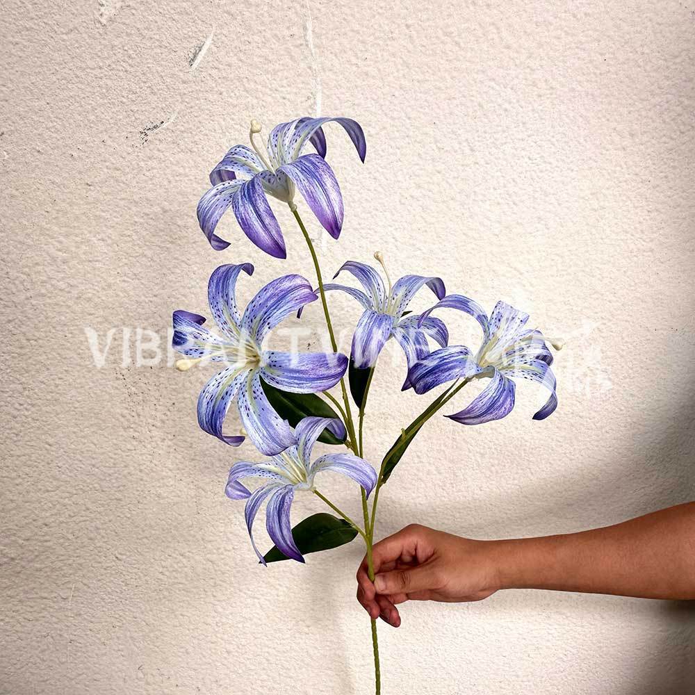 Lirio dorado azul violeta