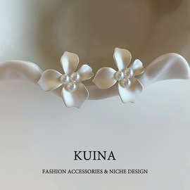 白色珍珠花朵耳钉纯银针5新爆花瓣耳环女高级感轻奢小众耳饰