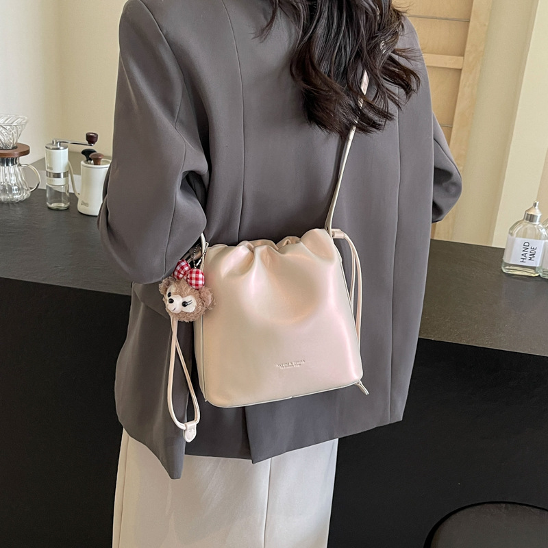 Este año, la popularidad de la bolsa de cinturón de fiebre ultra caliente para mujeres 2024 nuevo estilo de moda universal bolso de hombro de alta calidad bolso de cubo