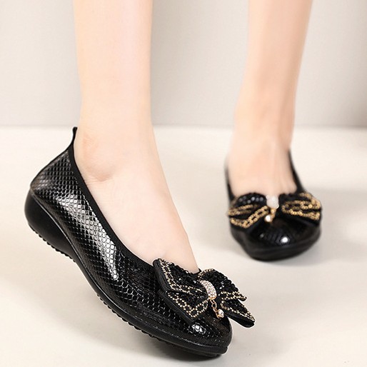 2026 verano nuevo diamante cómodo con suela suave perezoso un pie de arco de arco de arco negro simple zapatos profesionales negros