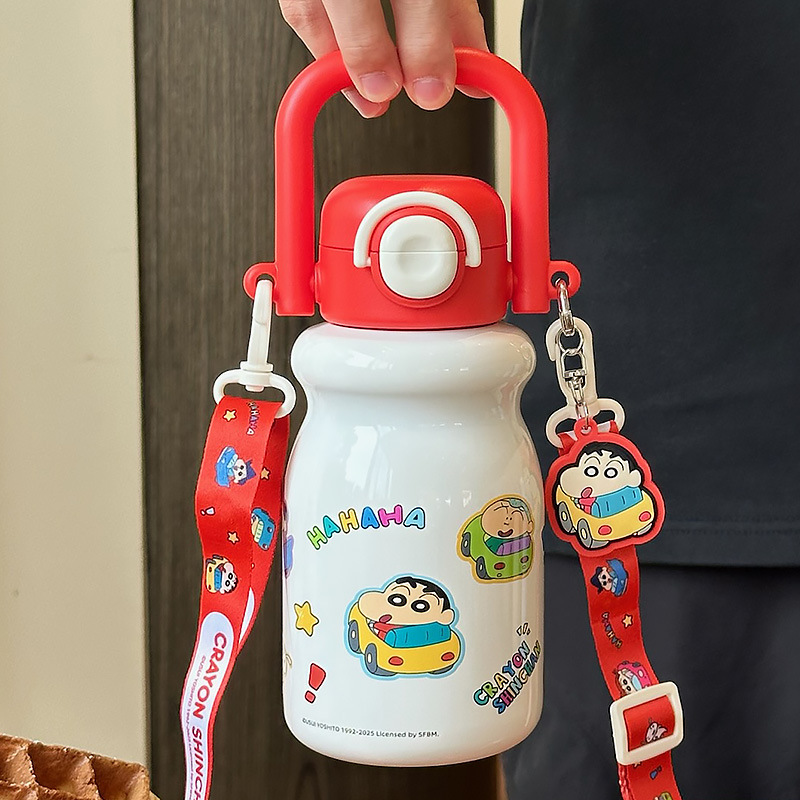 Crayón pequeño nuevo co-marcado encantador taza térmica para niños 2025 nueva gran capacidad portátil doble taza de paja para beber