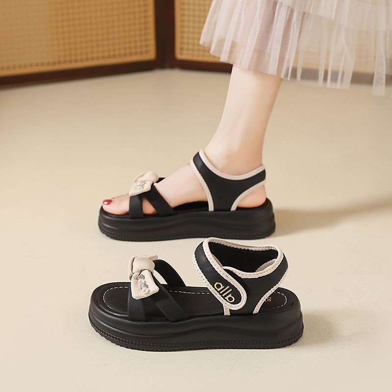 Temperamento de red de fondo grueso de moda para sandalias de exterior para mujeres verano de 2026 nuevo estilo coreano de playa ligera sandalias romanas
