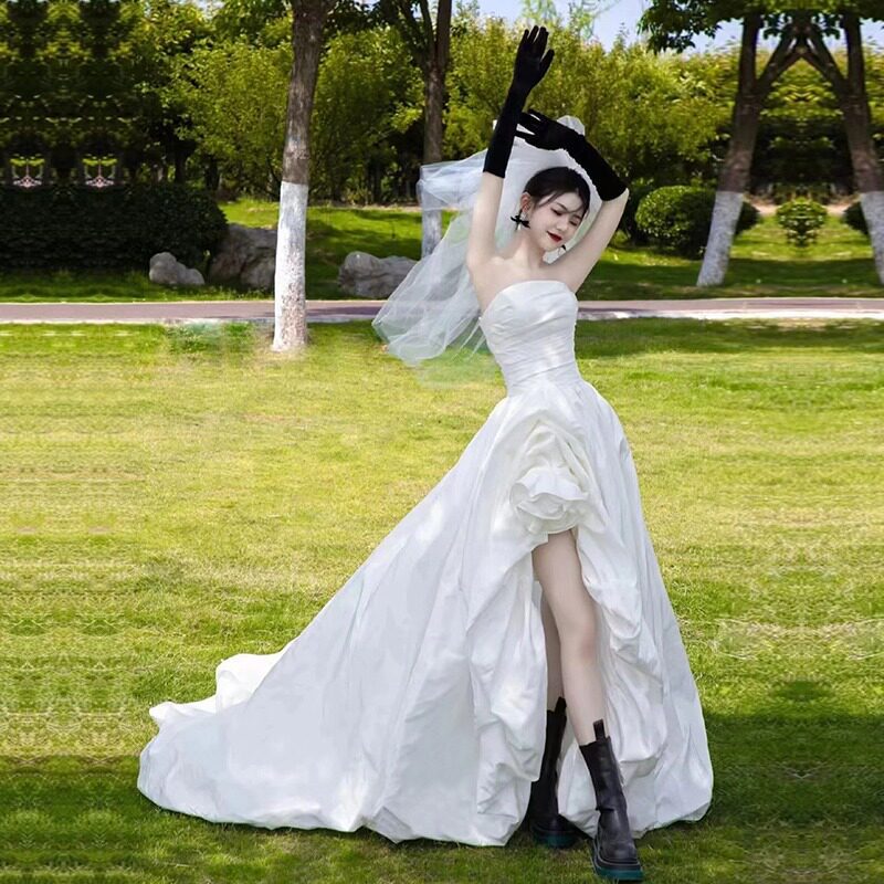 Strapless light wedding dress for brides, suitable for outdoor travel photography, with a short front and long back design, princess-style wedding gown for petite brides Strapless light wedding dress for brides, suitable for outdoor travel photography, with a short front and long back design, princess-style wedding gown for petite brides
