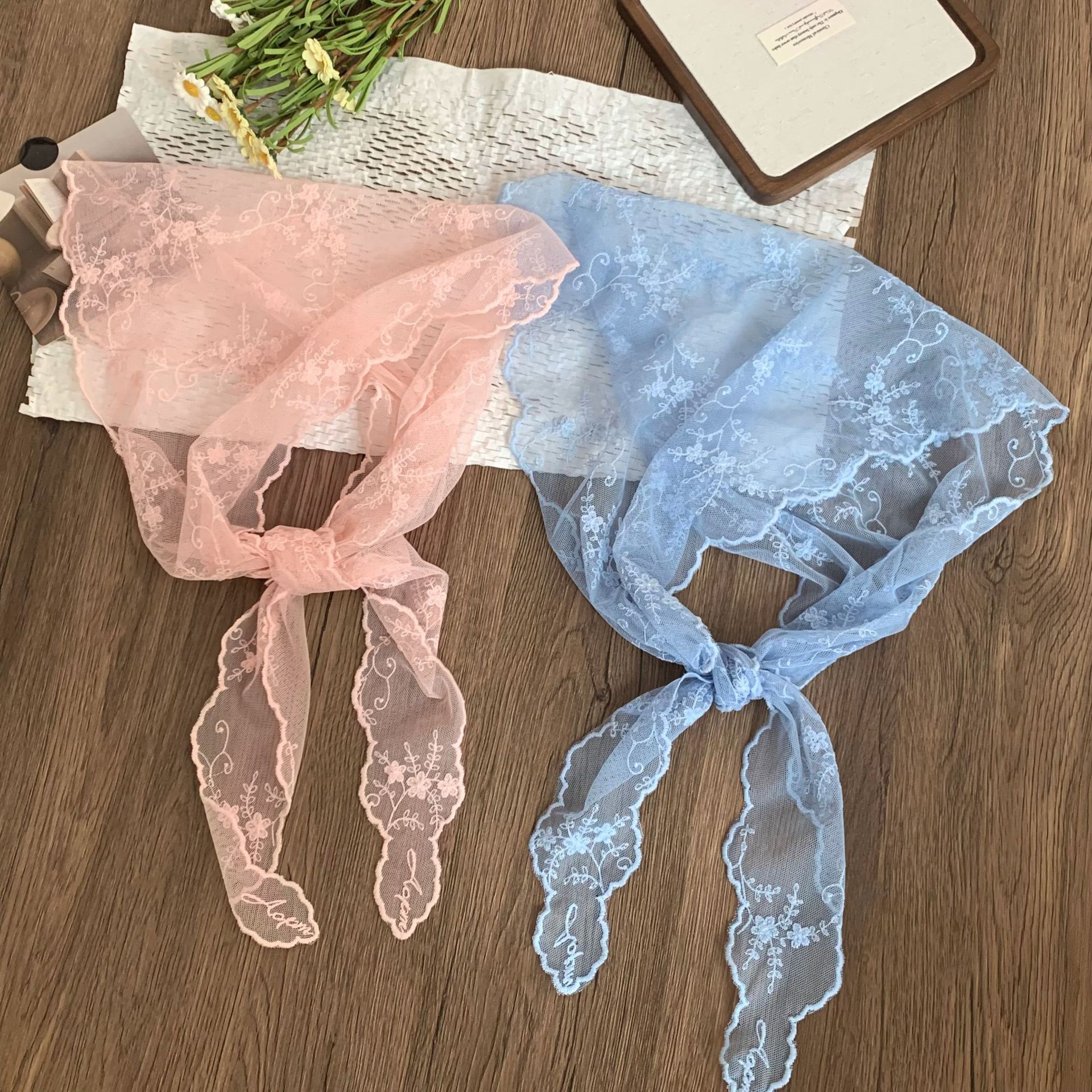 Bufanda triangular de encaje Nuevo estilo Bufanda de cuello Bufanda de seda Bufanda de seda Sensación de alta calidad Bufanda de estilo pastoral femenino Cinturón para el cabello Tragando serpentinas para el cabello