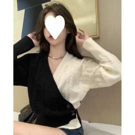 春秋季设计感别致交叉V领上衣女秋冬加厚收腰黑白撞色针织衫毛衣