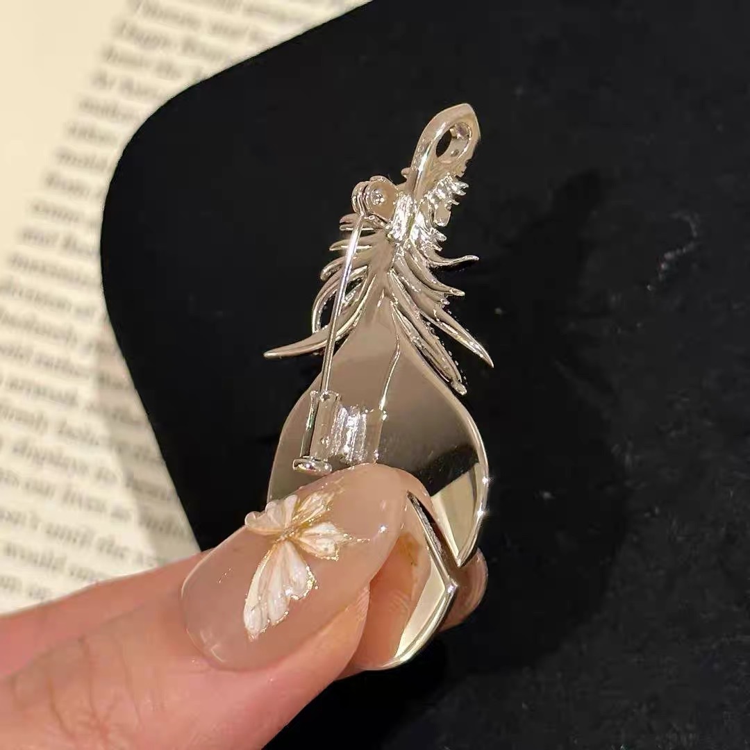 멀티 착용 깃털 브로치 목걸이 여성의 가벼운 고급 값 비싼 하이 엔드 센스 스웨터 세트 CORSAGE 가을과 겨울 액세서리 핀