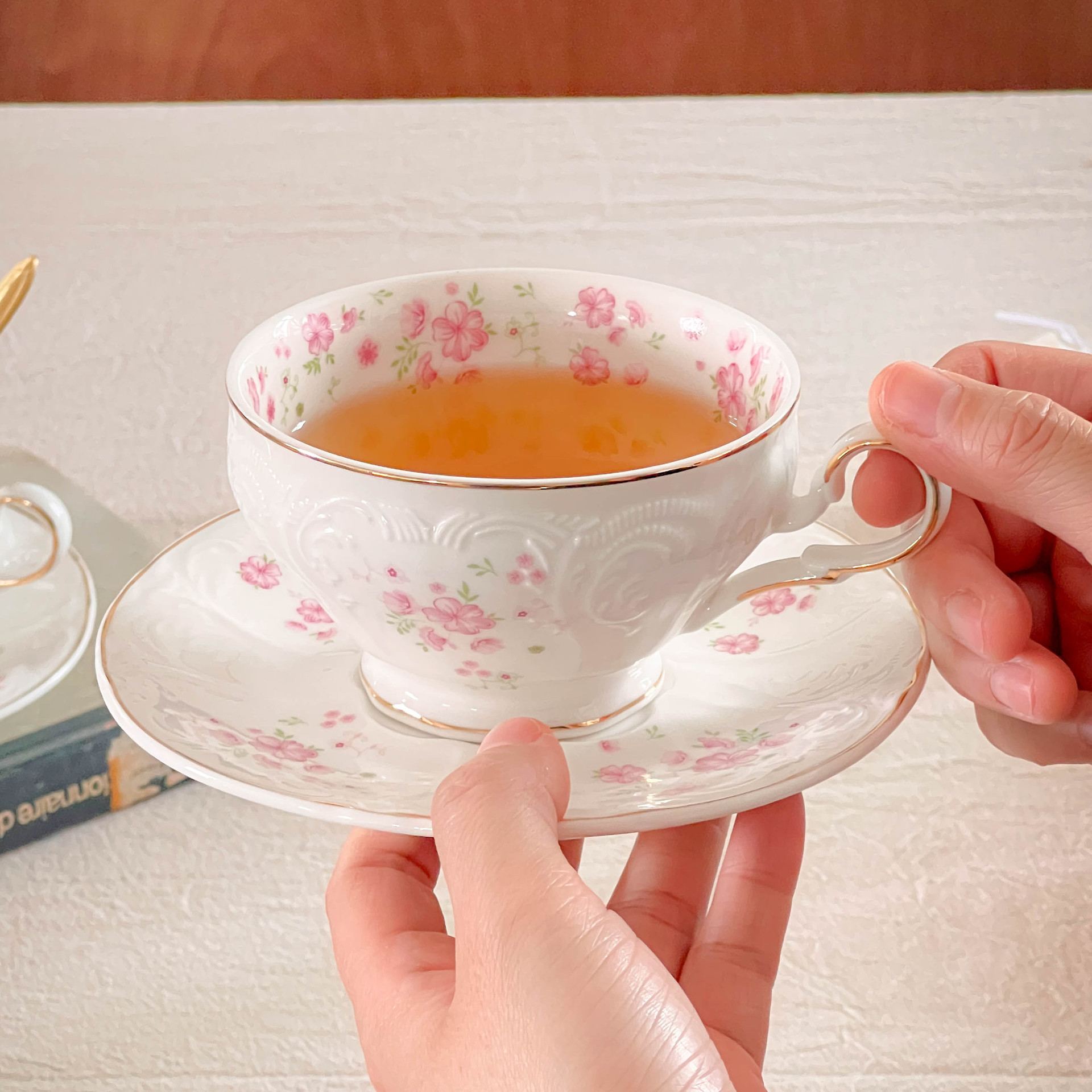 Tazas y platillos de café con flores de cerezo en relieve retro francés, exquisito lujo ligero, tazas de cerámica de flores de Phnom Penh, tazas de té de la tarde transfronterizas