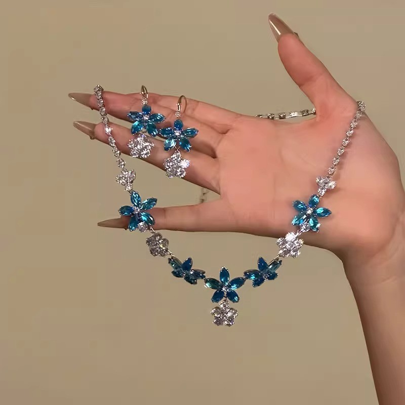 Parure collier et boucles d'oreilles fleur diamant bleu_voghion.com