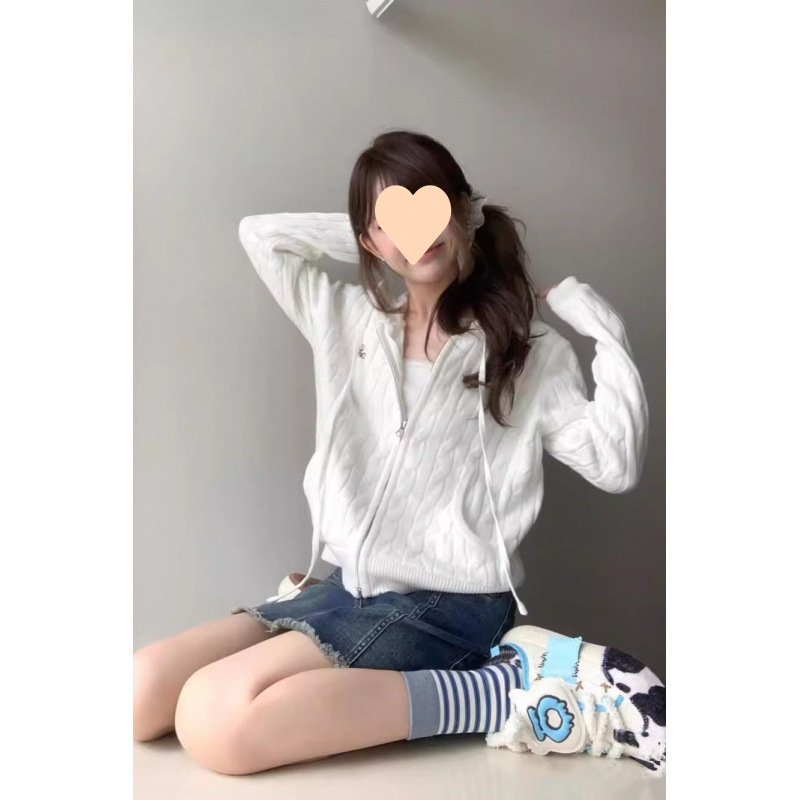韓国系の柔らかいモチモチの白い麻花のセーターのコートの女性の春秋の小さい背はやせています。|undefined