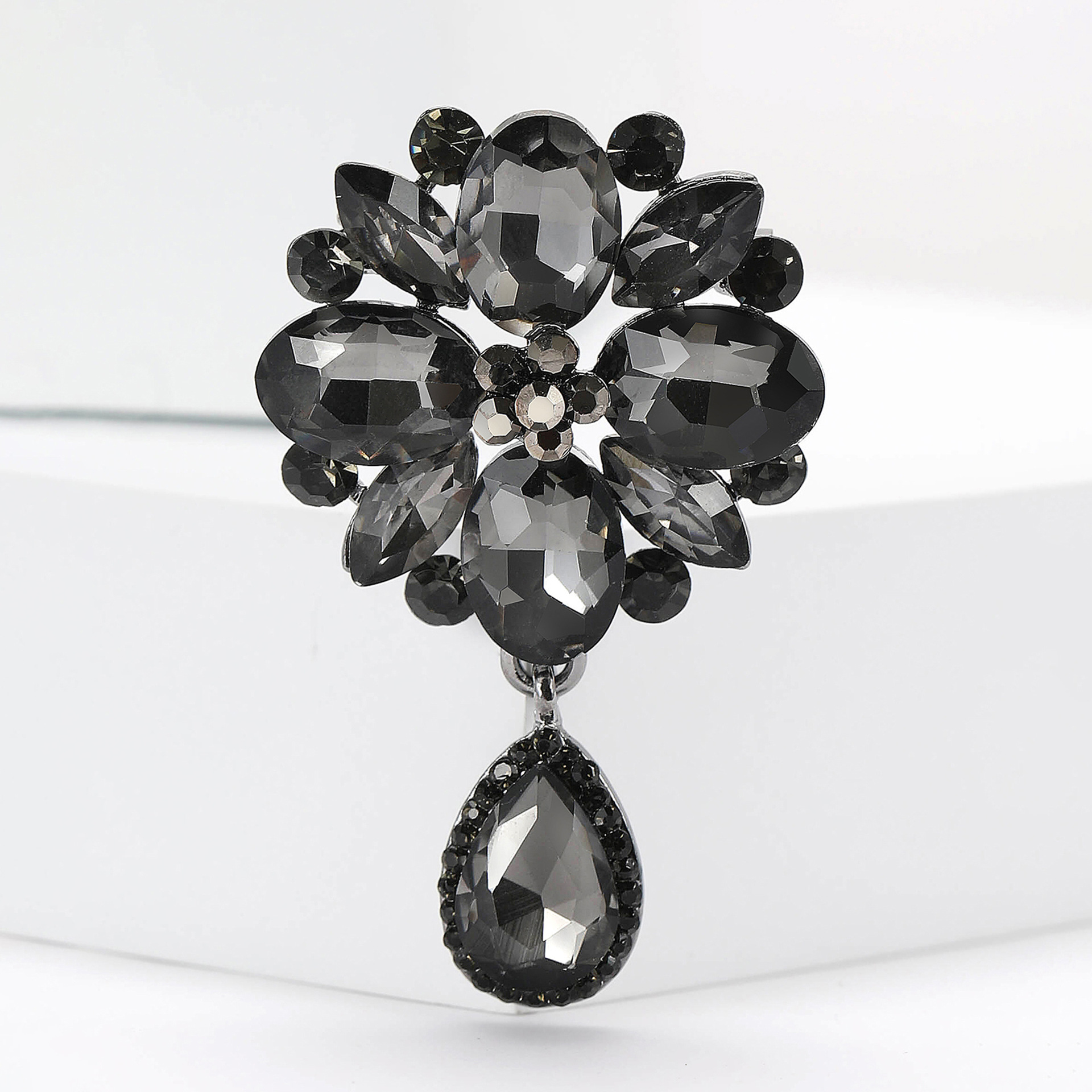 Elegant Retro Pin Water Droplets Flower Alloy Inlay Rhinestones Glass Women's Brooches display picture 9