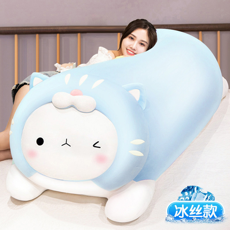 氷の糸の夏の涼感のサメのぬいぐるみは枕の女の子を抱いて足を挟んで寝ます。|undefined