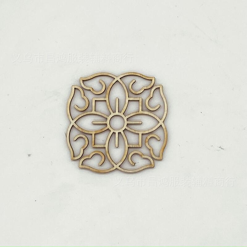 Diyアクセサリーの木製の透かし彫りのペンダントの透かし彫りの窓の花の木の切れの60mm-70mmの透かし彫りの円の現物の卸売り|undefined
