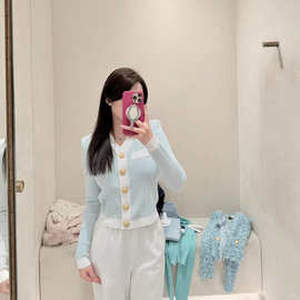 2024秋冬撞色金扣修身法式V领精致上衣短款针织开衫大朗时尚女装