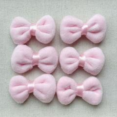 ピンクのぬいぐるみの蝶結びの小さいサイズの布芸のスエードの服の包みの補助材料の靴の靴下の装飾の携帯電話のカバーと靴の花