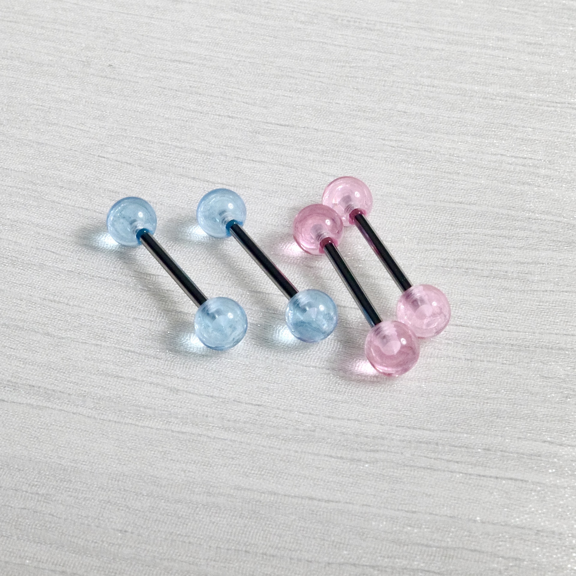 16G labret stud size and finish detail