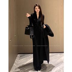 黒のデザイン感のあるアーチ形の深いvファッションのニットのロングスカートはやせています。