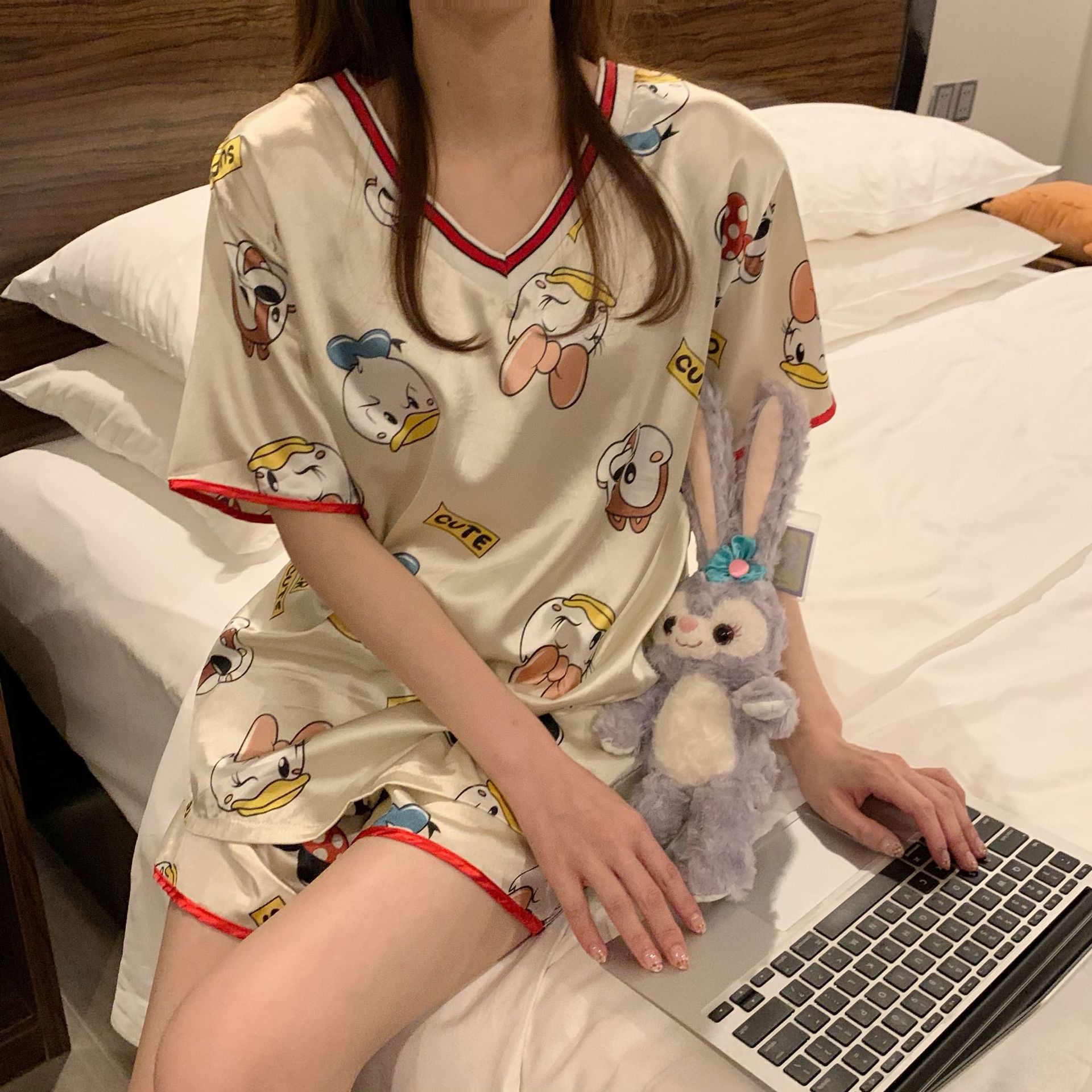 Pijamas de verano de las mujeres pantalones cortos de manga corta traje de seda de hielo delgado de las mujeres sexy con cuello en V pijamas de seda artificial desgaste del hogar de verano