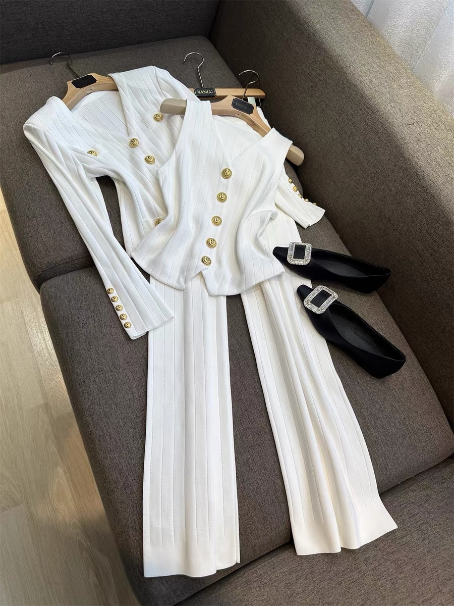 Dámske oblečenie Súprava krátkych pletených kardigánov + vesta + široké nohavice s kovovým gombíkom a výstrihom do V_voghion.com