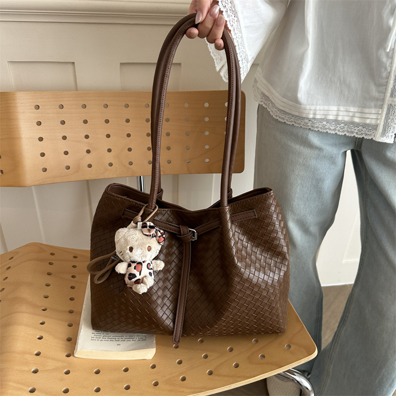 Versátil, simple, elegante, textura superior, primavera y verano, 2026 nueva bolsa de hombro para mujeres de viajes casuales de color sólido, plegado