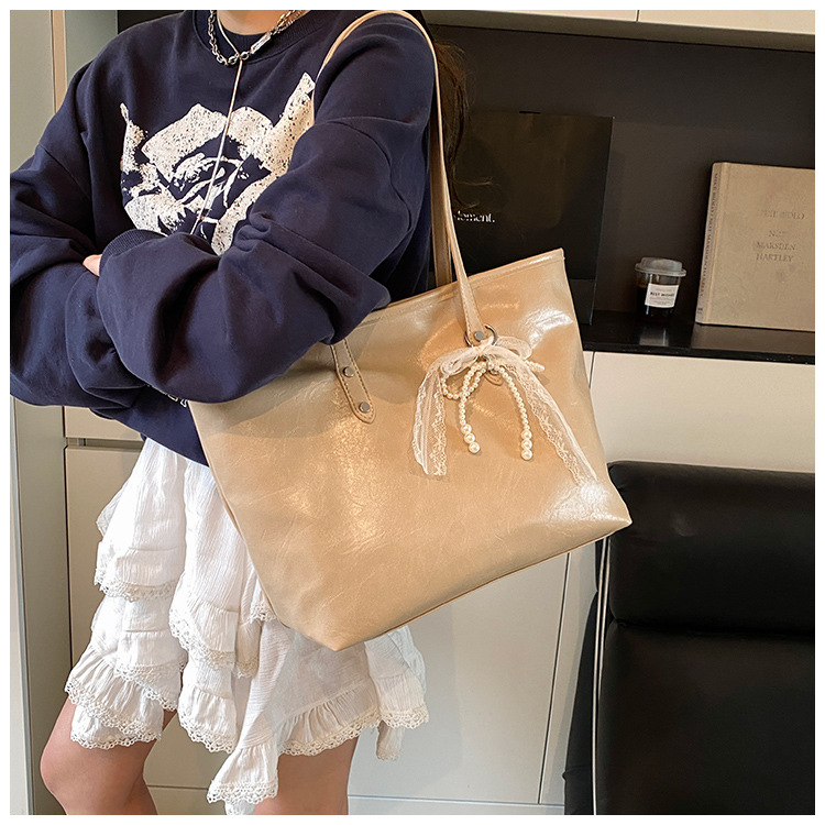 The 2025 summer new stylish and simple tote bag is a casual and trendy large-capacity tote bag with a niche design for women undefined