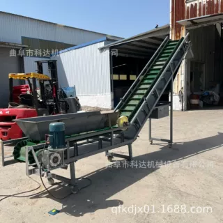 水平加爬坡塑料壳上料皮带输送机裙边格挡式 pvc材质 方管主架