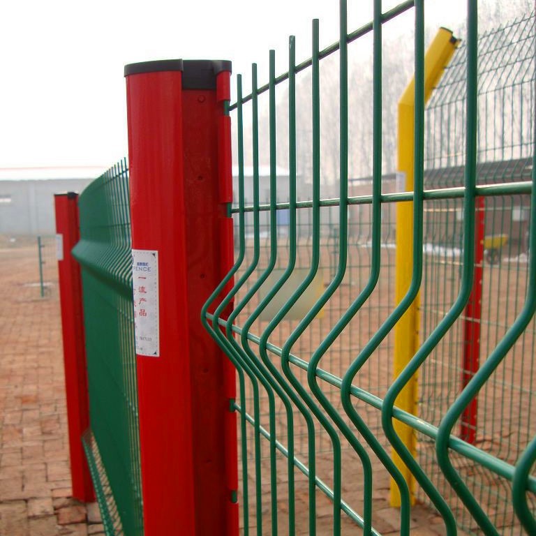 安平小区护栏网生 产 桃型柱防护网规格 高速公路隔离网价格