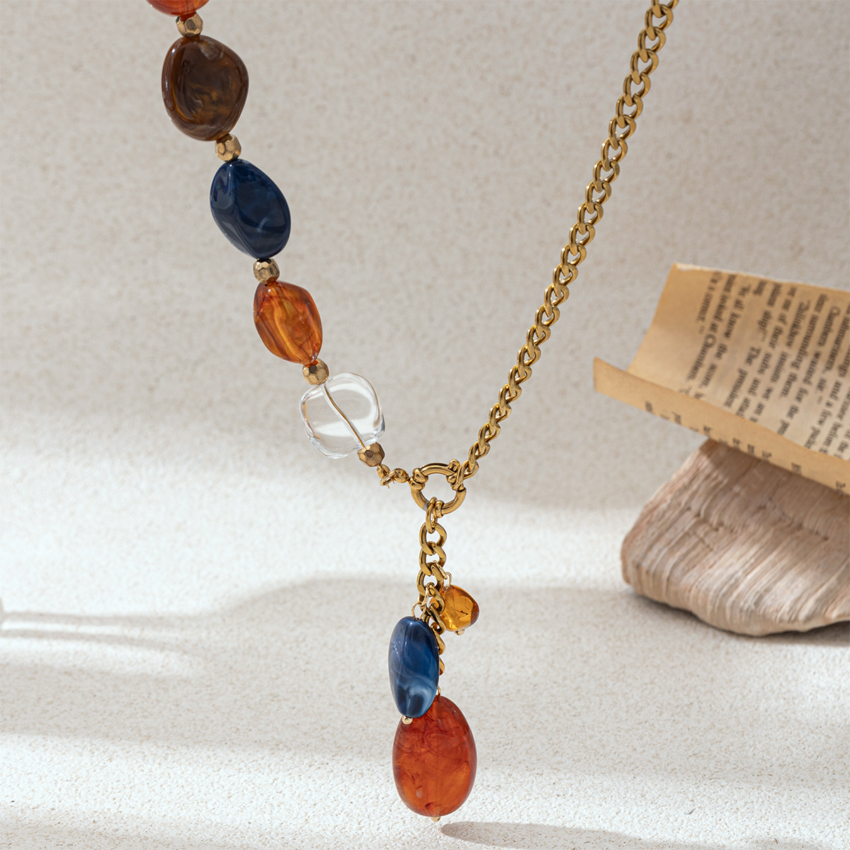 Collar de acero inoxidable de estilo europeo y americano, ligero y lujoso, collar de cuentas acrílicas de nicho para mujeres no se desvanecen en ventas transfronterizas calientes