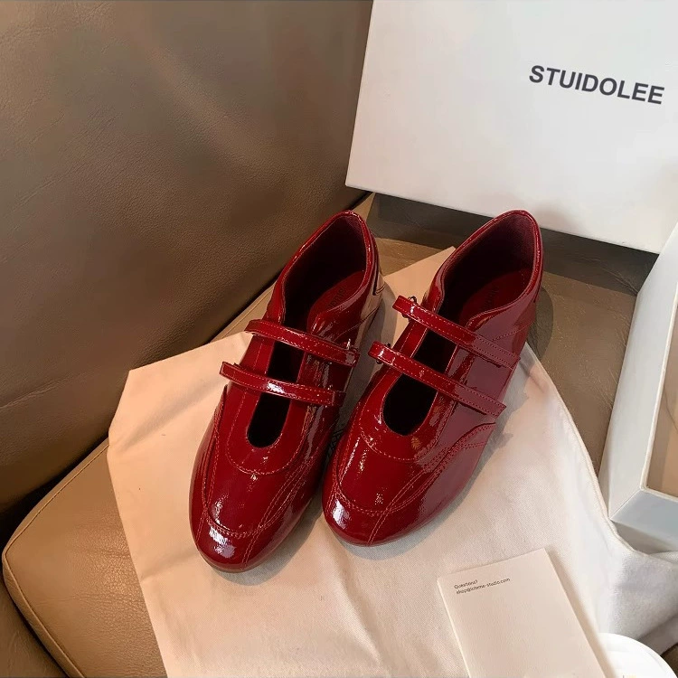 Кожаная версия ~ 2025, новые повседневные туфли в британском стиле, красные балетки с двойной липучкой, круглый носок, удобная обувь для ленивых.