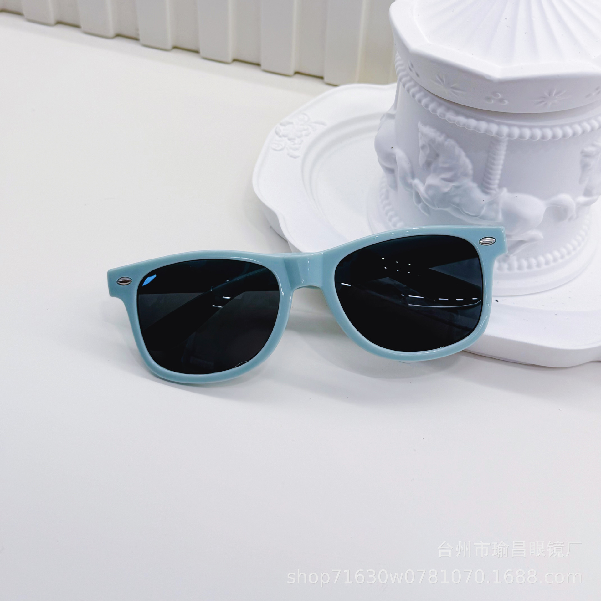 2026 nueva tendencia versátil gafas de sol para niños anti-UV simple gafas de sol cuadradas gafas de bebé multicolor