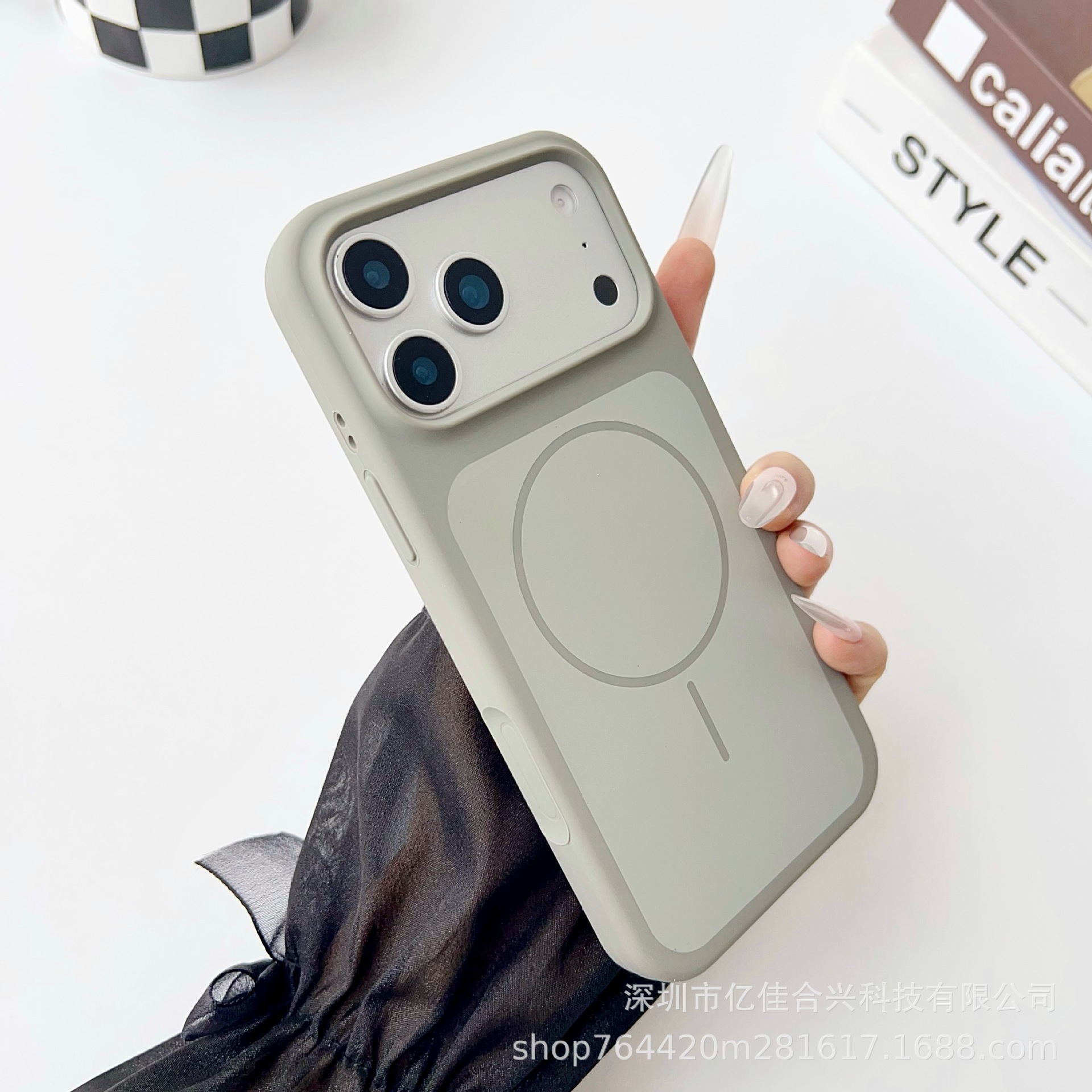 Magnético líquido de dos colores de gran agujero para iPhone17 ProMax 16 segundos de cambio 17 caso anti-caída 13