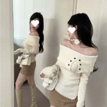高级感气质纽扣一字肩长袖显瘦女秋冬洋气上衣配花朵毛衣针织衫
