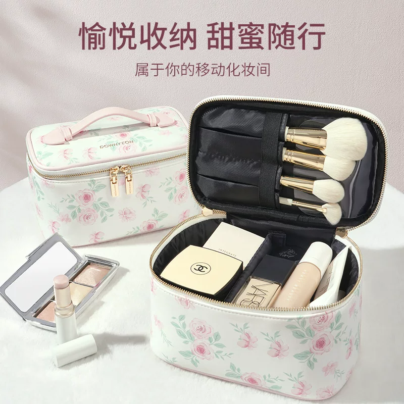 Handheld capacious cosmetic bag, high quality polyurethane fresh organizer bag