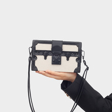 今年流行潮牌单肩包2025新款喷漆锁扣手提包气质拼色休闲盒子女包