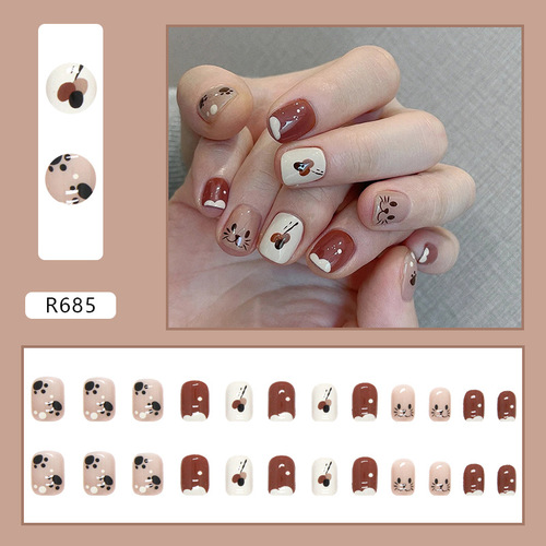 Simple and cute little fragrance autumn and winter style wearable nails affordable hot selling nail art tablets caramel amber finished fake nails